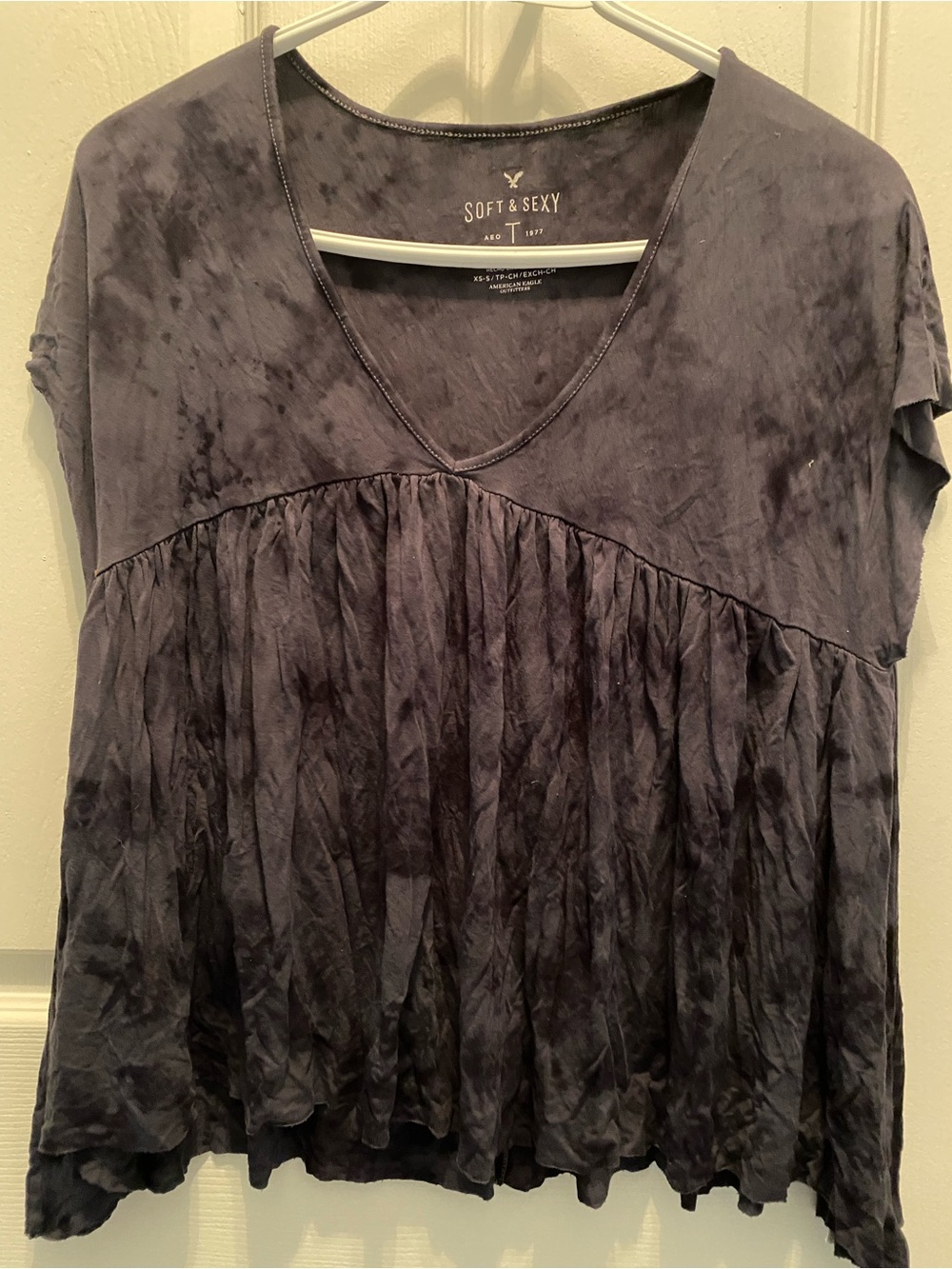 American Eagle Outfitters Soft & Sexy Crinkle V-Neck Top in Charcoal Gray
